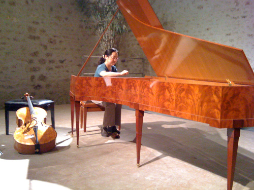 Akiko Okayasu accorde le pianoforte Clarke (copie début XVIIIè) de  Yoko Kaneko avant son concert avec Christophe Coin sur violoncelle baroque